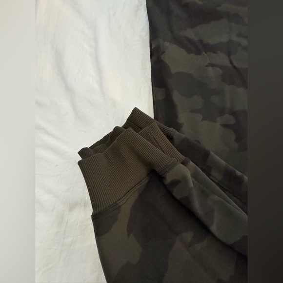 EUC!! lululemon Camo Jogger Pants - Picture 5 of 9